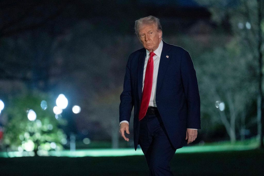 An Bord der Air Force One sagte Trump, die geplanten Z&ouml;lle w&uuml;rden alle L&auml;nder treffen. Quelle: dpa